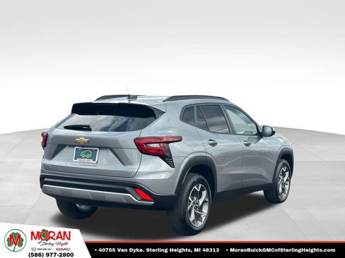 Used 2025 Chevrolet Trax LT w/ LT Convenience Package FWD image 4