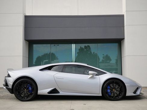Used 2023 Lamborghini Huracan EVO image 2