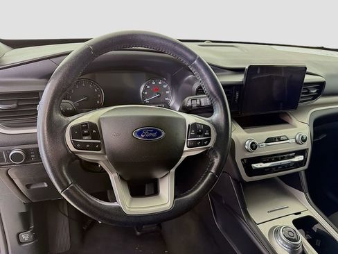 Used 2022 Ford Explorer XLT image 14