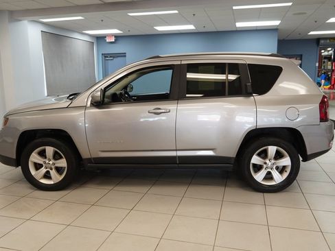 Used 2016 Jeep Compass Latitude AWD/4WD image 2