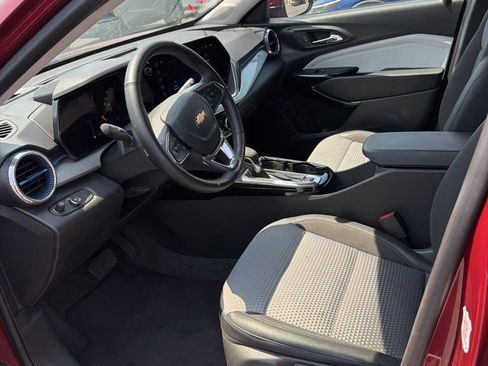 Used 2025 Chevrolet Trax LT w/ LT Convenience Package image 10
