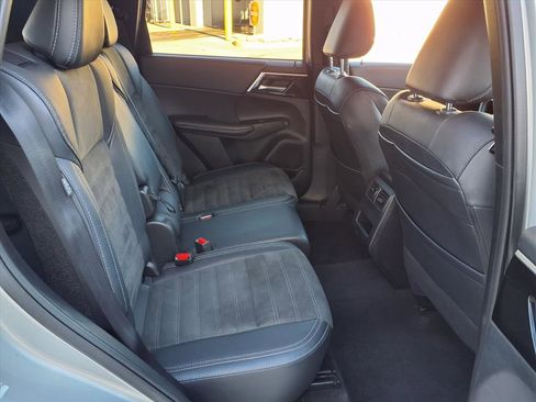 Used 2024 Mitsubishi Outlander SE image 12