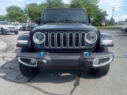 Used 2024 Jeep Wrangler Unlimited Sahara w/ Technology Group AWD/4WD image 2