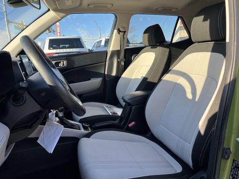 Used 2022 Hyundai Venue SEL image 13