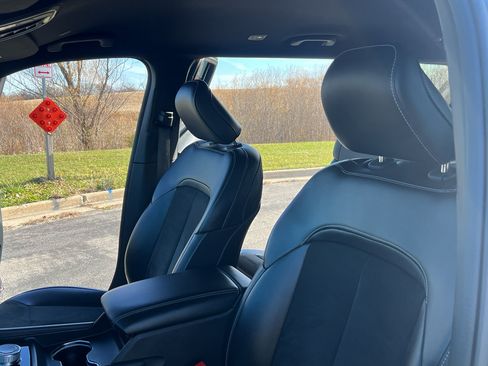 Used 2023 Jeep Grand Cherokee L Laredo image 17