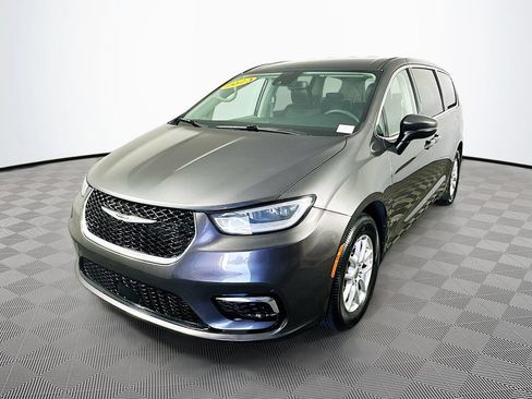 Certified 2023 Chrysler Pacifica Touring-L FWD image 5