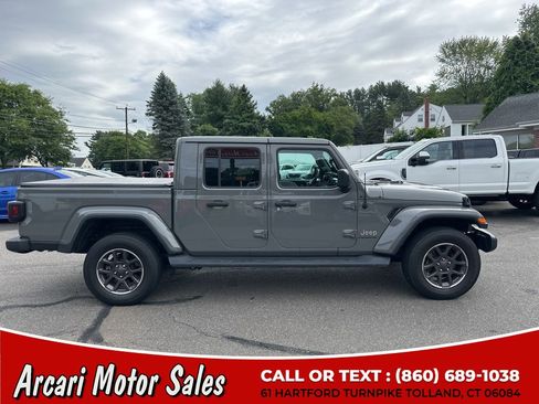 Used 2023 Jeep Gladiator Overland w/ Cold Weather Group AWD/4WD image 2