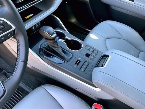 Used 2023 Toyota Highlander XLE image 16