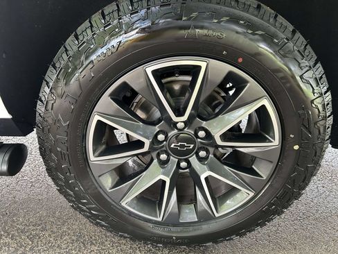 Used 2022 Chevrolet Tahoe Z71 w/ Luxury Package AWD/4WD image 7
