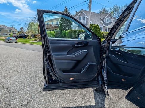 Used 2023 Toyota Highlander XLE image 10