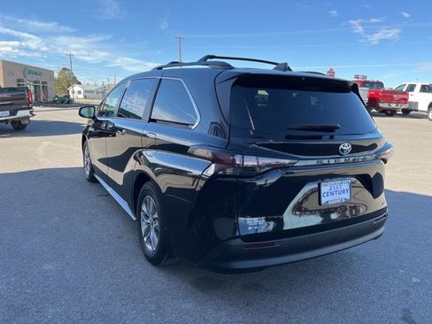 Used 2025 Toyota Sienna XLE w/ XLE Plus Package image 8