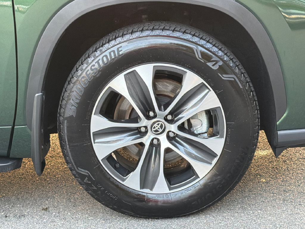 Used 2025 Toyota Highlander XLE AWD/4WD image 8