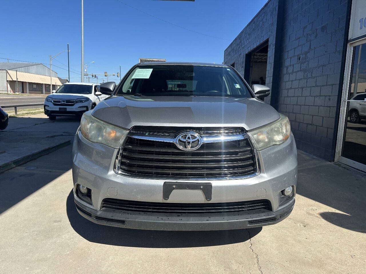 Used 2016 Toyota Highlander Plus FWD image 3