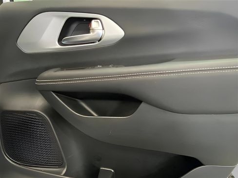 Used 2023 Chrysler Pacifica Touring FWD image 23