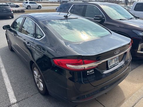 Used 2017 Ford Fusion SE image 6