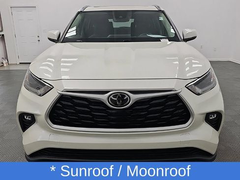 Used 2021 Toyota Highlander XLE AWD/4WD image 4