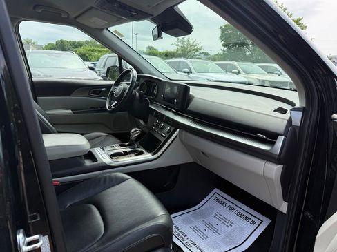 Used 2024 Kia Carnival LX FWD image 11