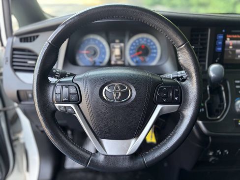Used 2017 Toyota Sienna SE Premium FWD image 31