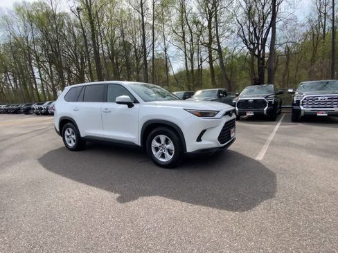 Certified 2025 Toyota Grand Highlander FWD image 6