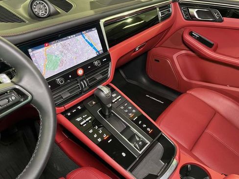 Certified 2025 Porsche Macan AWD/4WD image 32