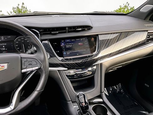 Used 2025 Cadillac XT6 Premium Luxury image 6