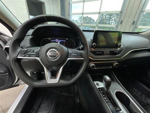 Used 2022 Nissan Altima 2.5 SV FWD image 14
