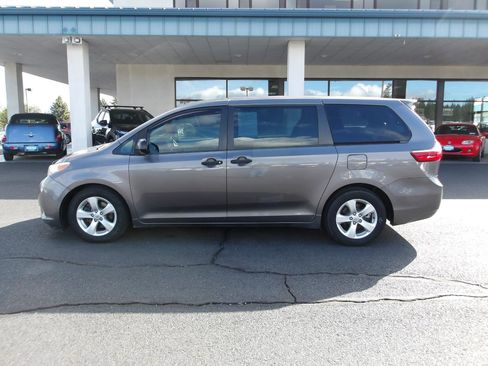 Used 2015 Toyota Sienna L FWD image 2