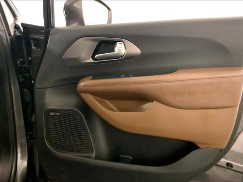 Used 2017 Chrysler Pacifica Limited image 26