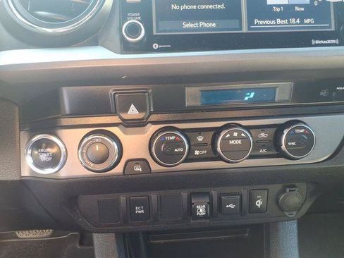 Certified 2022 Toyota Tacoma TRD Off-Road AWD/4WD image 12