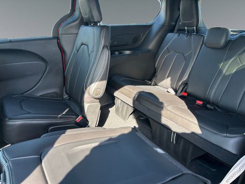 New 2026 Chrysler Pacifica Select image 13