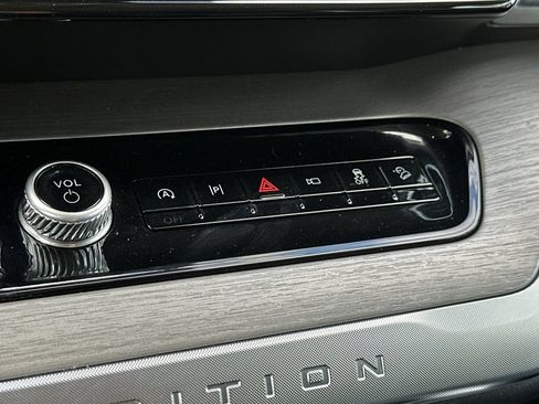 Used 2025 Ford Expedition Platinum AWD/4WD image 22