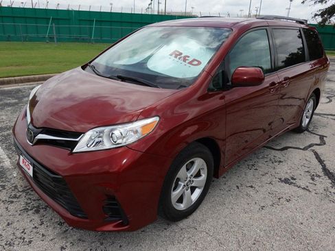 Used 2018 Toyota Sienna LE FWD image 3