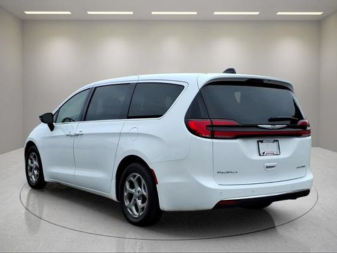 Used 2024 Chrysler Pacifica Limited FWD image 23