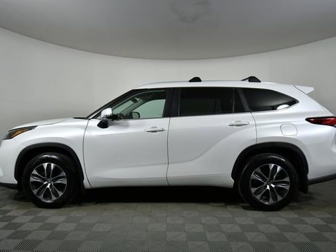 Used 2023 Toyota Highlander XLE image 16