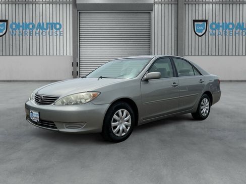 Used 2005 Toyota Camry LE FWD image 1