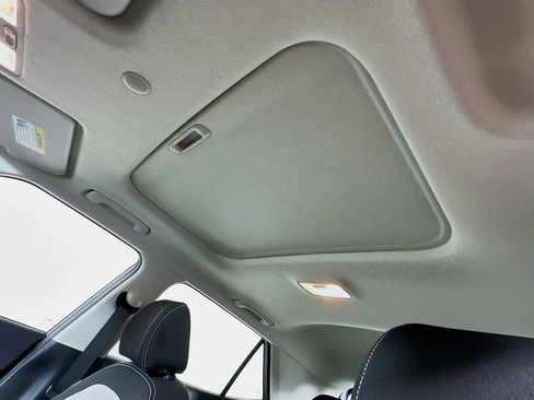 Used 2025 Hyundai Venue SEL image 25