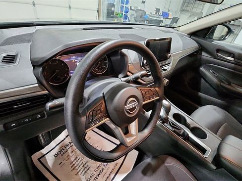 Used 2025 Nissan Altima 2.5 SV image 10