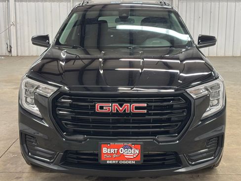 Used 2024 GMC Terrain SLE w/ Driver Convenience Package FWD image 2