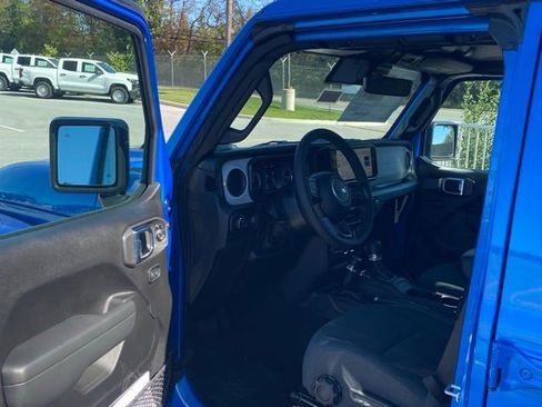 New 2025 Jeep Gladiator Sport image 14