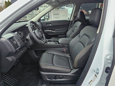 New 2025 Nissan Pathfinder SL image 16