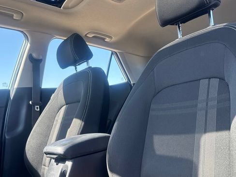 Used 2025 Hyundai Venue SEL FWD image 35