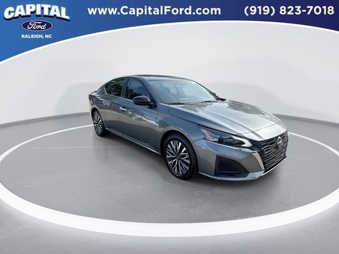 Used 2024 Nissan Altima 2.5 SV image 2