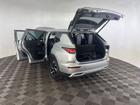 Used 2023 Mitsubishi Outlander SE AWD/4WD image 16