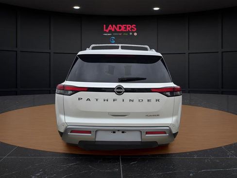 Used 2023 Nissan Pathfinder Platinum FWD image 3