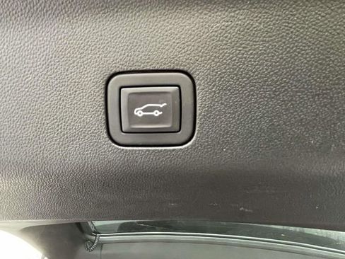 Used 2024 GMC Yukon XL Denali Ultimate AWD/4WD image 12