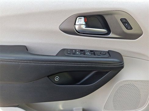Used 2021 Chrysler Pacifica Touring-L image 12
