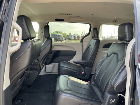 Used 2024 Chrysler Pacifica Touring-L image 16