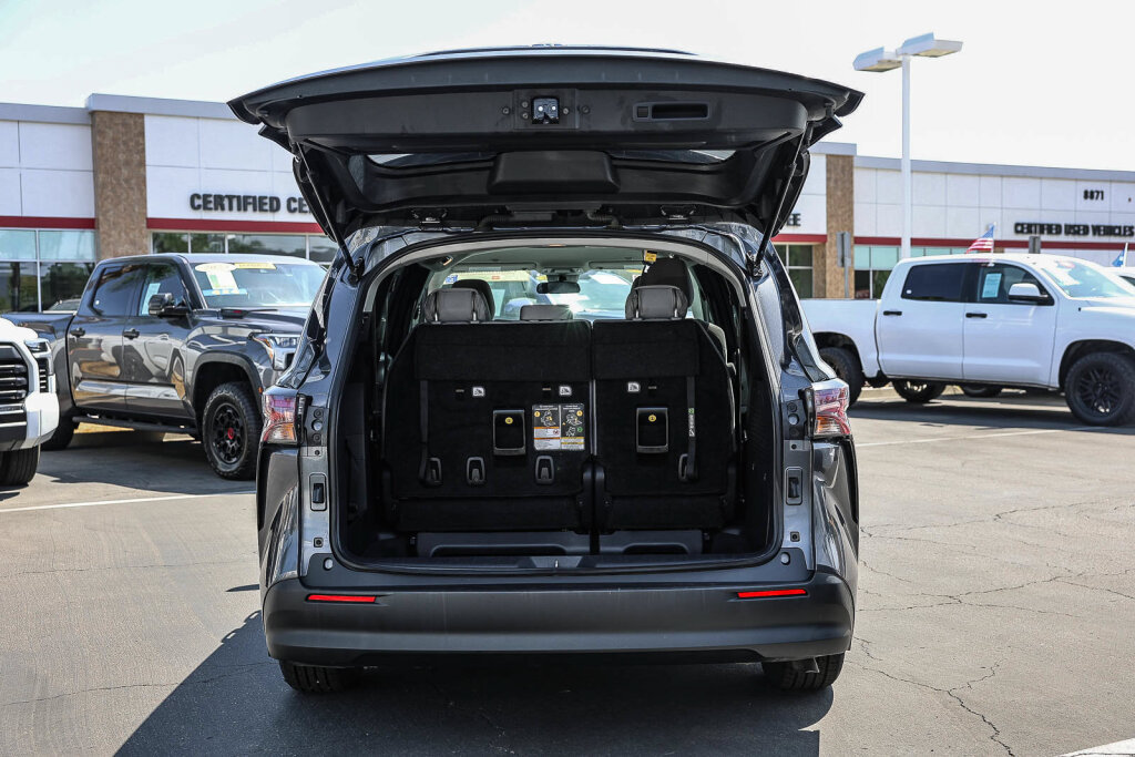 Certified 2025 Toyota Sienna LE FWD image 27