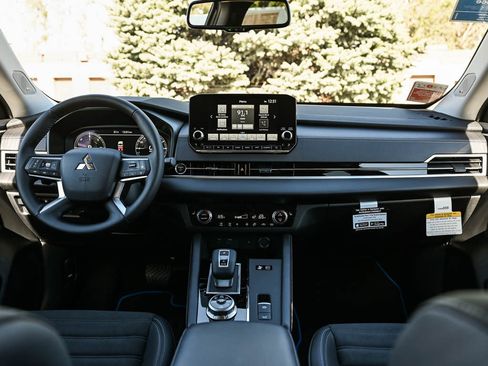 New 2025 Mitsubishi Outlander SE image 16