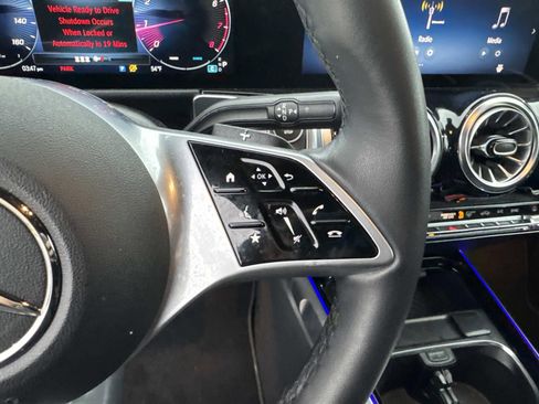 Used 2025 Mercedes-Benz GLB 250 4MATIC image 23